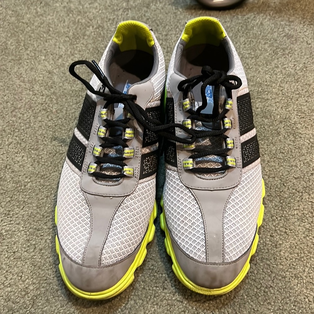Men’s golf shoes
